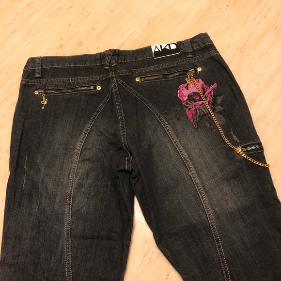 New AKADEMIKS Embroidered Roses Chain Hang Jeans - Picture 6 of 8